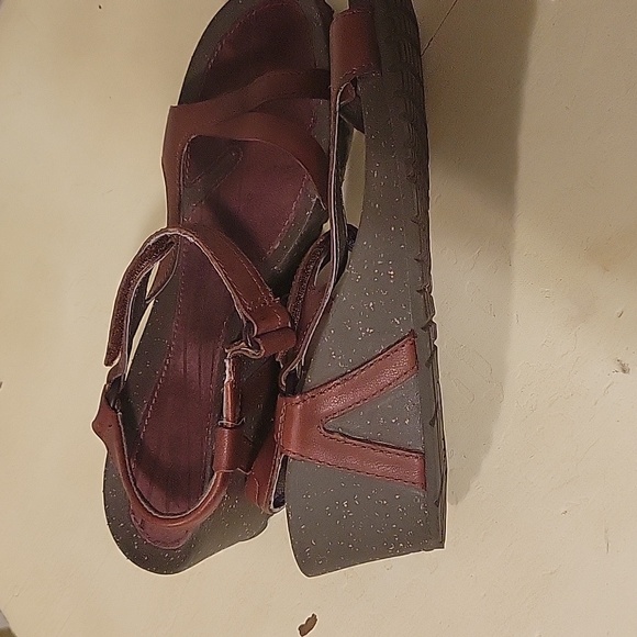 Teva womens brown sandals in size 10. Worn a couple of times. Like new - Picture 4 of 4